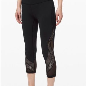 Lululemon black Wunder Under 25” lace leggings